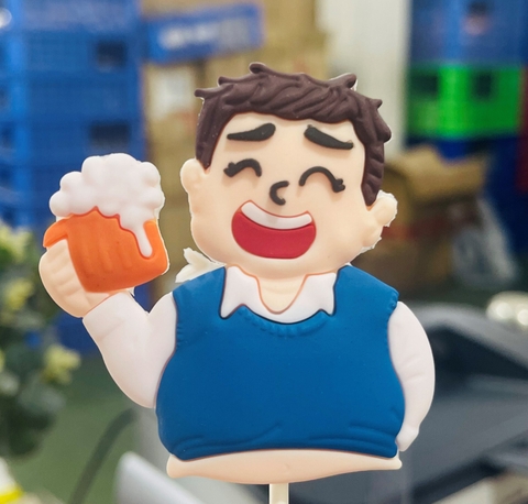 Tượng nhựa dẻo- chàng trai và cốc bia.