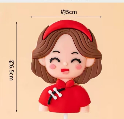 Tượng nhựa dẻo - mẹ áo dài đỏ, bờm tóc đỏ.