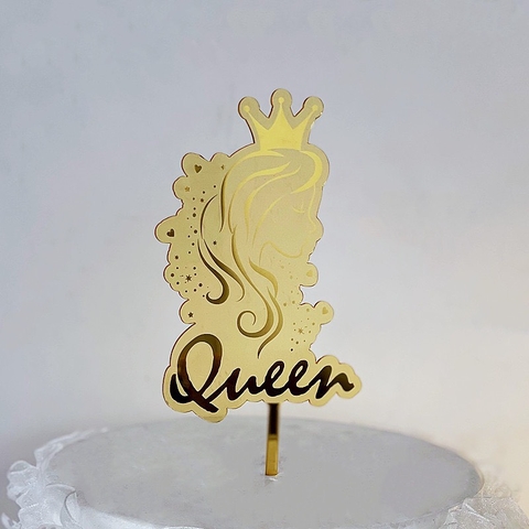 Mica cô gái đội vương miện và chữ queen -VÀNG.