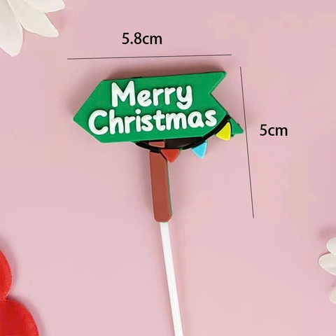 Bảng cắm nhựa dẻo màu xanh lá và chữ X-Mas màu trắng.