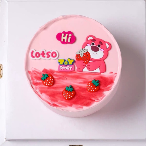 Tượng nhựa dẻo-gấu Lotso ôm quả dâu (5,3cm x 4,8cm).