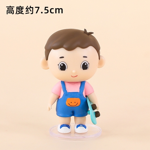 Em bé trai tóc VÀNG cầm ván trượt (sứ).