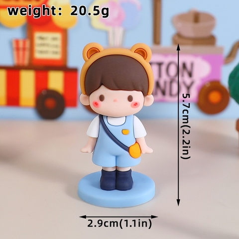 Tượng nhựa đẹp - bé TRAI quần áo xanh đội mũ tai gấu, đeo túi chéo.