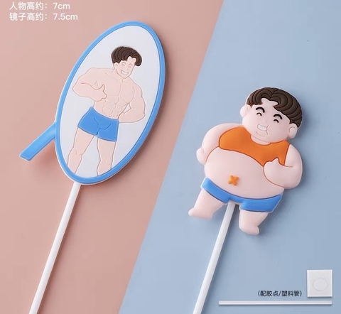Tượng đàn ông béo soi gương và gương.