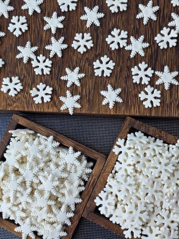 Hộp 100 gam kẹo đường BÔNG TUYẾT mix 2 mẫu.