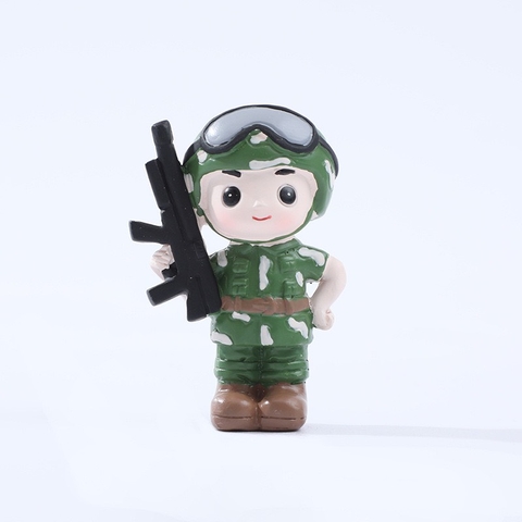 Tượng sứ - em bé bộ đội cầm súng.