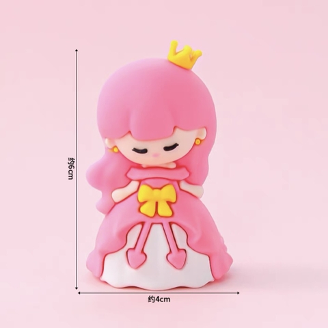 Tượng silicon-bé gái váy hồng tóc hồng.