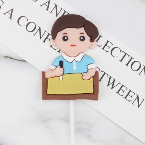 Tượng nhựa dẻo-Bé trai áo xanh ngồi bàn học bài.