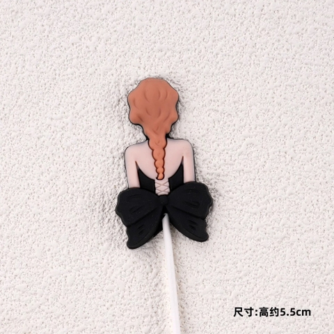 Tượng nhựa dẻo - cô gái tết tóc, váy nơ to -màu ĐEN.