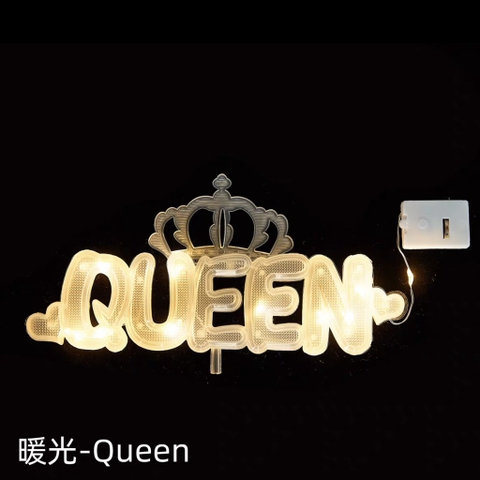 Đèn nháy chữ QUEEN đội vương miện.