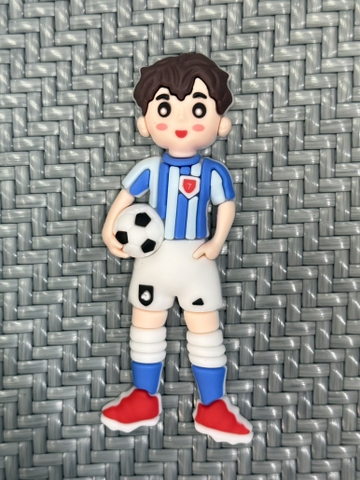 Tượng nhựa dẻo-cầu thủ áo sọc xanh trắng cầm quả bóng.