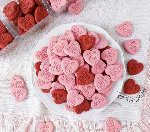 Bánh quy Trái tim in chữ love và hoa hồng mix 2 màu hồng và đỏ (gói 300gam).