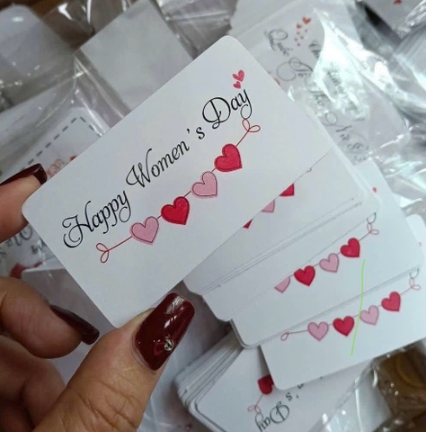 Set 60 thẻ giấy  trắng Happy women's day và dây trái tim (HÌNH CHỮ NHẬT).