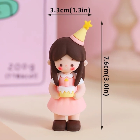 Tượng nhựa đẹp - em bé gái đội mũ sinh nhật, tay cầm bánh (màu hồng) Q9050.