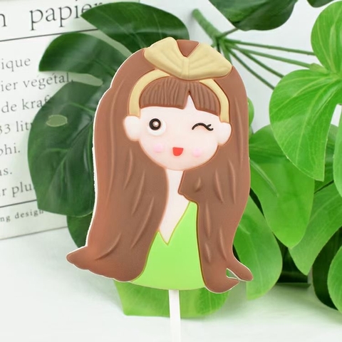 TUONG-Cô gái áo xanh lá nơ vàng (nhựa dẻo).
