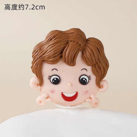 Tượng silicon-bé trai tóc xoăn giơ 2 tay lên má.
