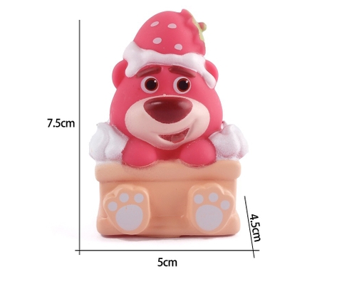 Tượng Gấu dâu (lotso) đội mũ ngồi giỏ.