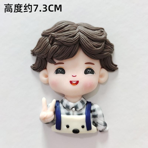 TUONG-em bé trai mặc áo kẻ caro (silicon).
