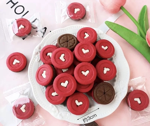 Bánh Quy hình tròn ĐỎ có trái tim trắng ở giữa (gói 220gam).