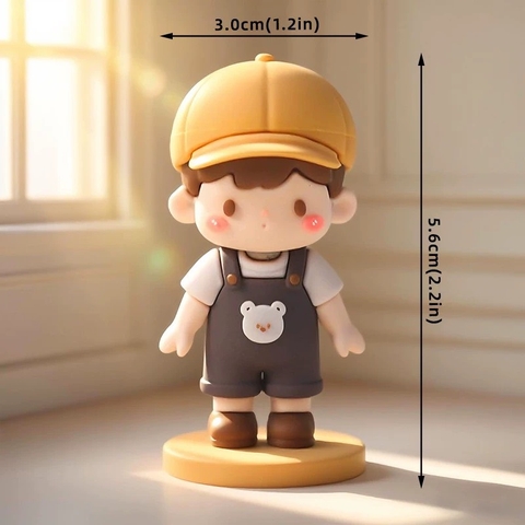 Tượng nhựa đẹp - bé trai đội mũ, quần áo màu nâu.