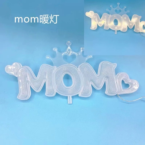 Đèn nháy chữ MOM đội vương miện.