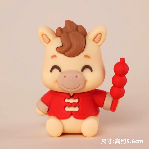 Tượng silicon - bé ngựa áo đỏ cầm cây kẹo đỏ.