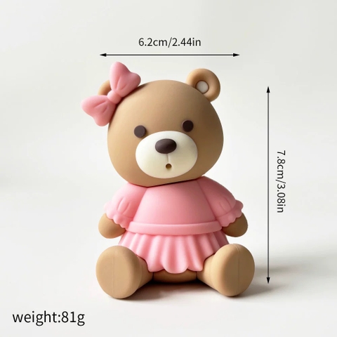 Tượng silicon - gấu ngồi mặc VÁy màu hồng, cài nơ hồng.
