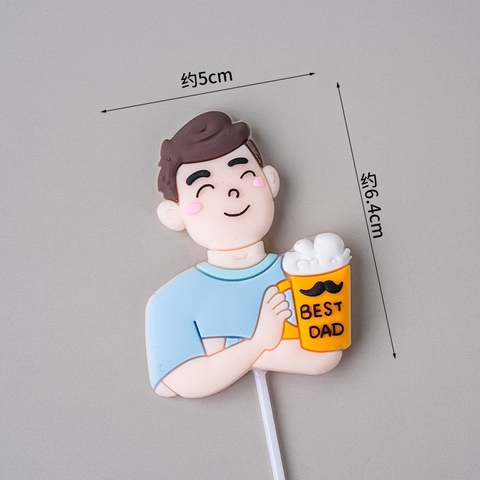 Tượng nhựa dẻo - chàng trai áo màu xanh nhạt cầm cốc bia.