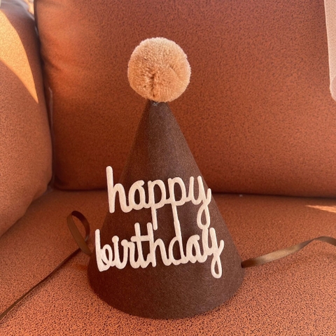 set 10 Mũ sinh nhật vải dạ MÀU NÂU-HAPPY TRẮNG KT 12x17cm.