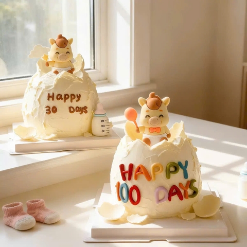 Tượng silicon - bé ngựa cầm bóng bay.