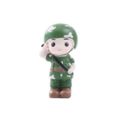 Tượng sứ - em bé bộ đội đứng chào cờ.