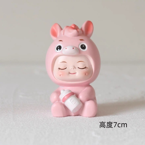 Tượng sứ -bé Ngựa HỒNG ôm bình sữa (mẫu nhắm mắt).