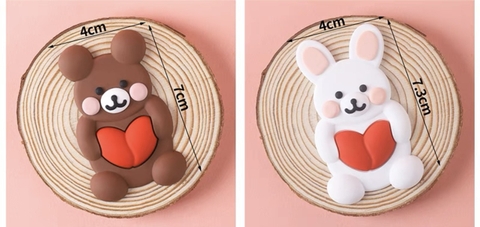 Tượng đôi gấu thỏ ôm trái tim nhựa dẻo.