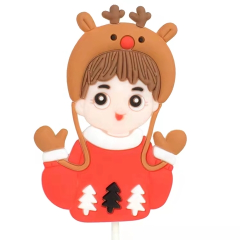 TUONG-Bé trai noel mũ len nâu, áo đỏ (nhựa dẻo).