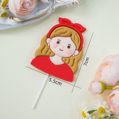 Tượng nhựa dẻo - Mẹ áo đỏ, tóc cài nơ dỏ.