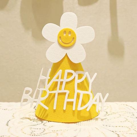 Set 10 mũ sinh nhật vải dạ HPBD VÀNG-gắn hoa trắng kt 12x14cm.