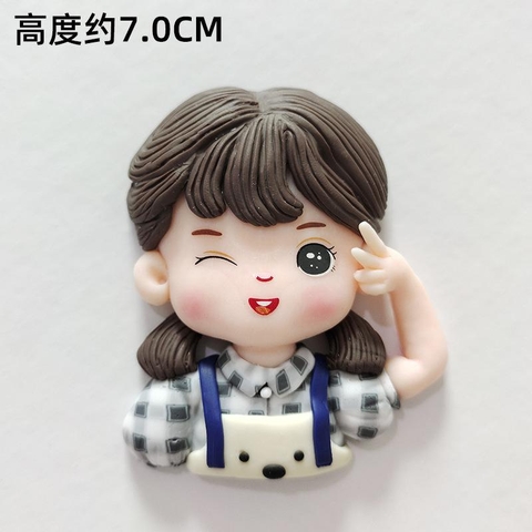 TUONG-em bé gái mặc áo kẻ caro (silicon).