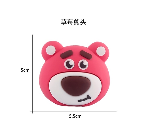 Tượng silicon-gấu dâu 3D cau mày.