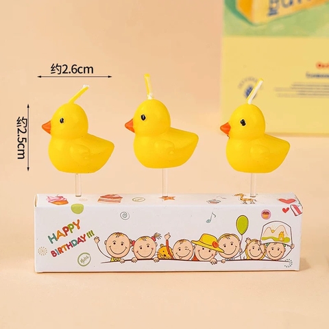 Vỉ 3 cây nến con vịt màu vàng.