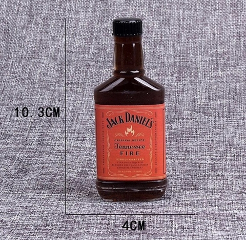 Chai rượu Jack size to (chai dẹt đậm màu, nhãn đỏ)..