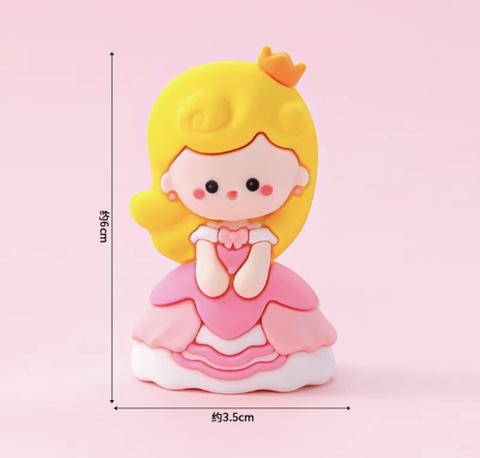 Tượng silicon-bé gái váy hồng tóc vàng.