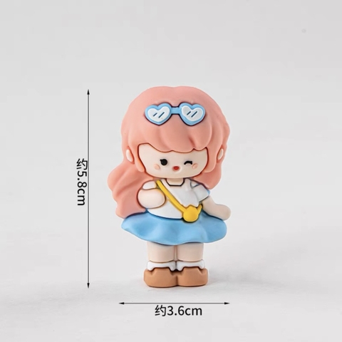 Tượng silicon-bé gái đeo túi chéo (áo trắng, váy xanh dương).