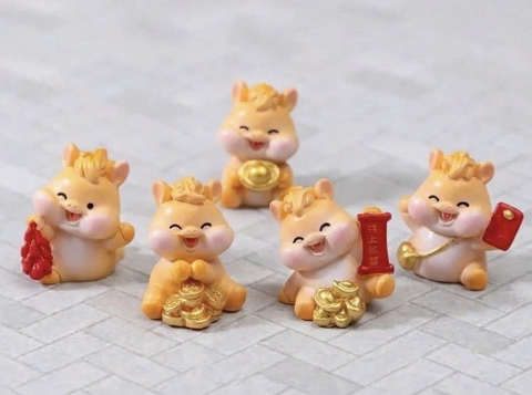 Set nhựa đặc- 5 tượng bé ngựa vàng mini mix mẫu (Mẫu mới có tượng ngựa cầm tràng pháo đỏ).