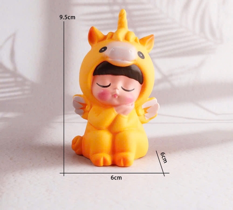 Tượng nhựa mềm -Ngựa vàng tay kề má.