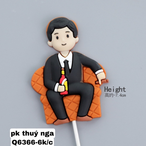 Tượng đàn ông ngồi ghế cầm chai rượu và tẩu thuốc.