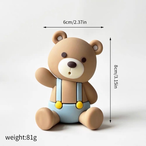 Tượng silicon - gấu ngồi mặc áo màu xanh.