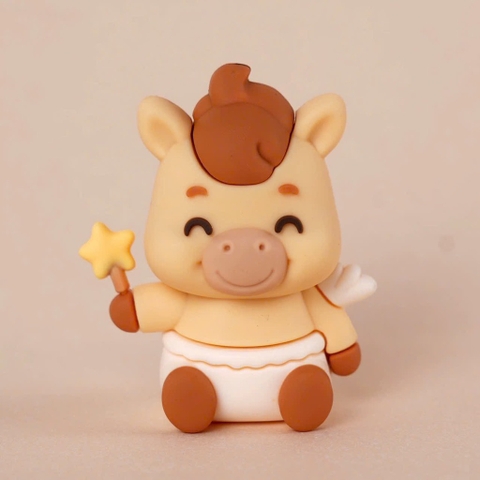 Tượng silicon - bé ngựa cầm ngôi sao.