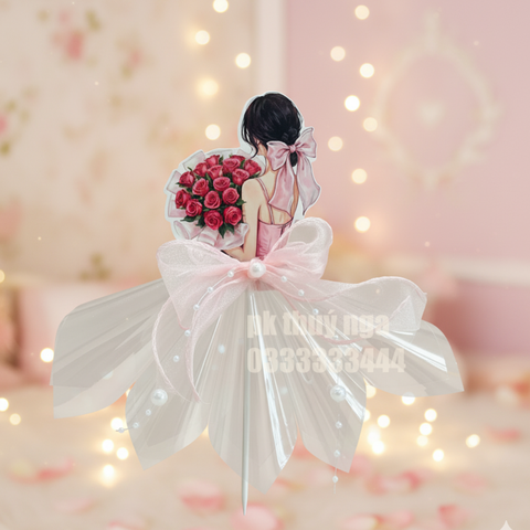 Cây cắm cô gái có gắn mica để cuộn tiền -mẫu váy hồng ôm hoa màu ĐỎ.