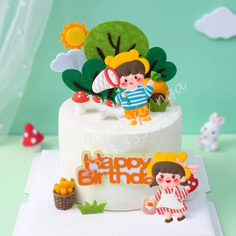 Tượng nhựa dẻo - Bé TRAI đội mũ vàng đi dã ngoại.
