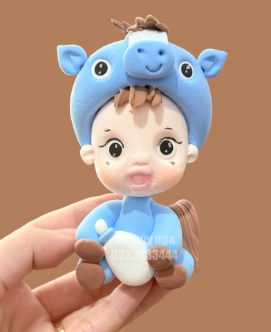 Tượng đất nặn -em bé Ngựa xanh bình sữa.